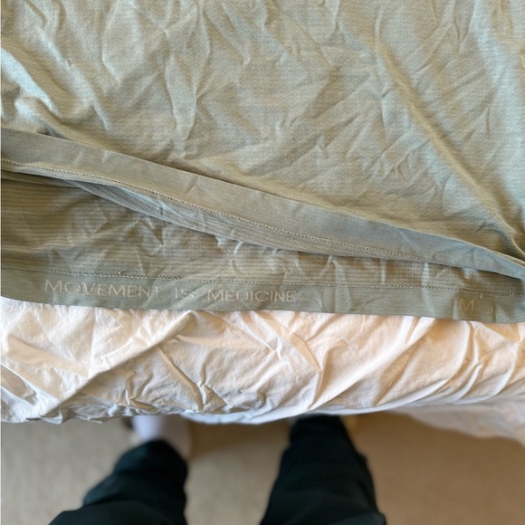 Men’s medium lulu lemon Movement is Medicine athletic T-shirt, perfect condition - Picture 4 of 6